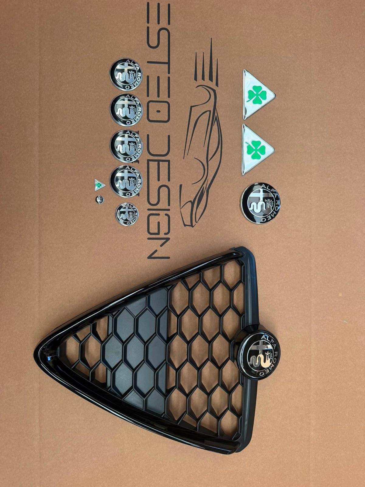 GRIGLIA/SCUDO ALFA ROMEO GIULIETTA NERA LUCIDA CON LOGHI NERI  2010/2020