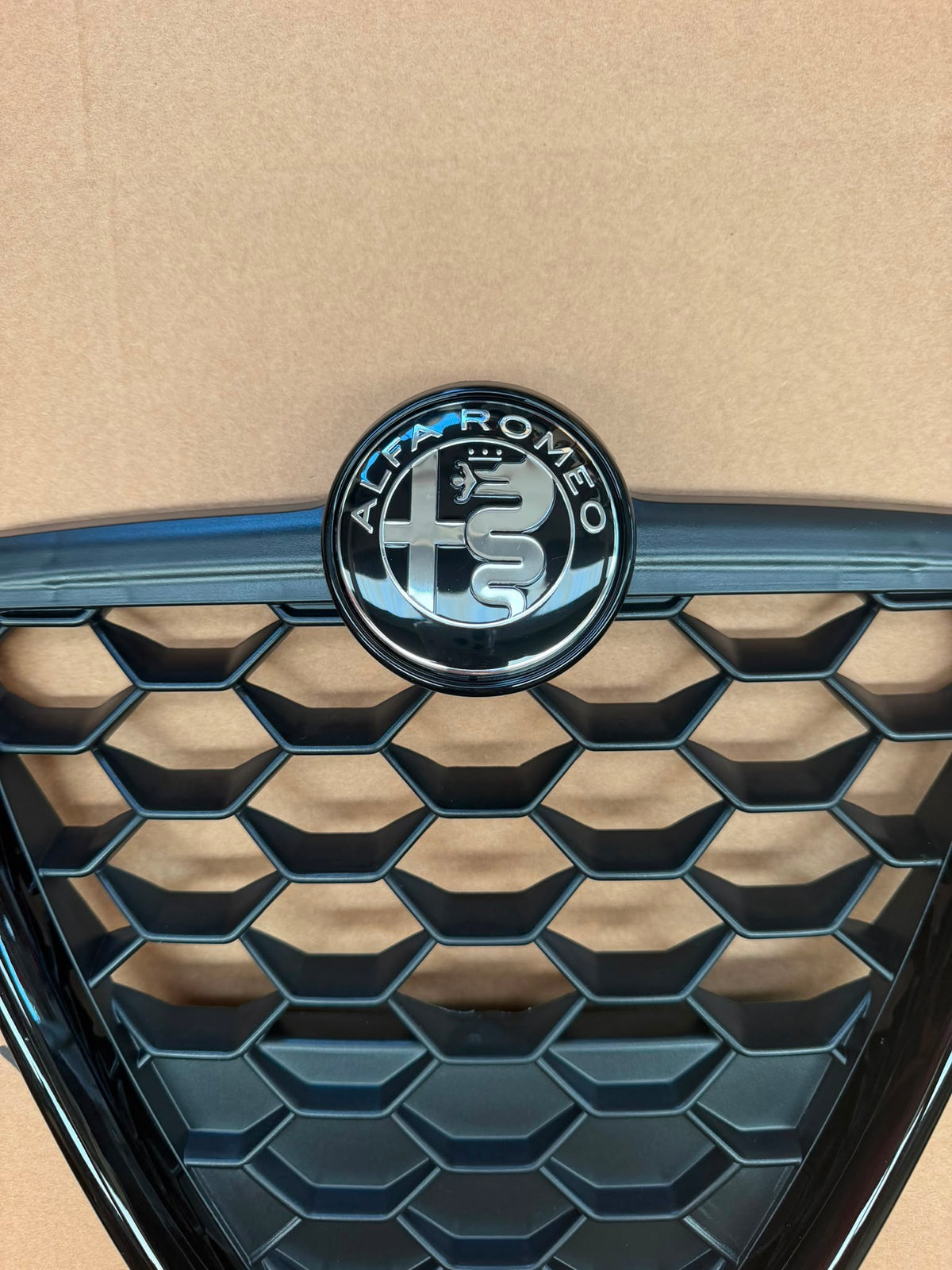 GRIGLIA/SCUDO ALFA ROMEO GIULIETTA NERA LUCIDA CON LOGHI NERI  2010/2020