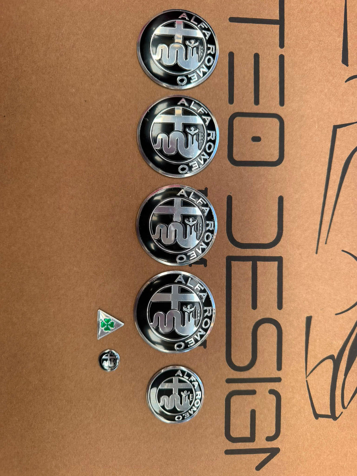 LOGHI/STEMMI ALFA ROMEO NERO ARGENTO 11 PEZZI LOGHI RUOTE DIAMETRO 50 MM