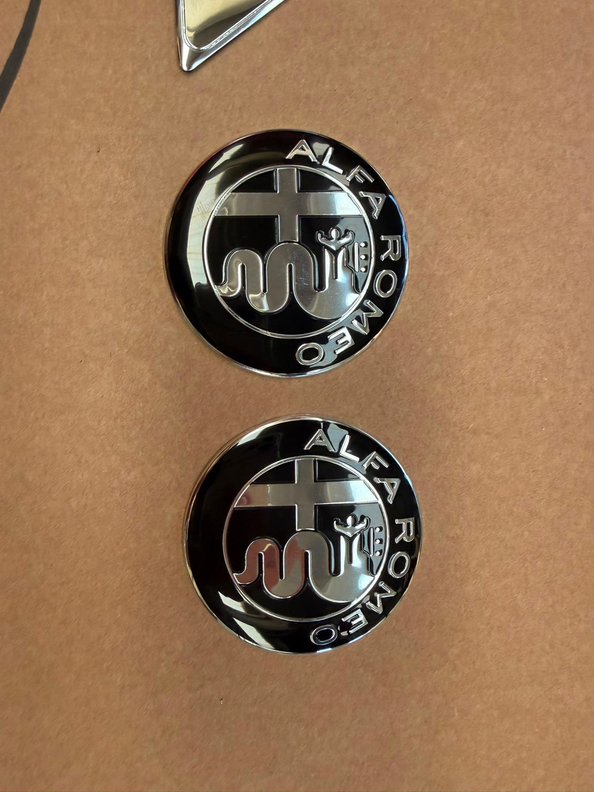 LOGHI/STEMMI ALFA ROMEO NERO ARGENTO 11 PEZZI LOGHI RUOTE DIAMETRO 50 MM