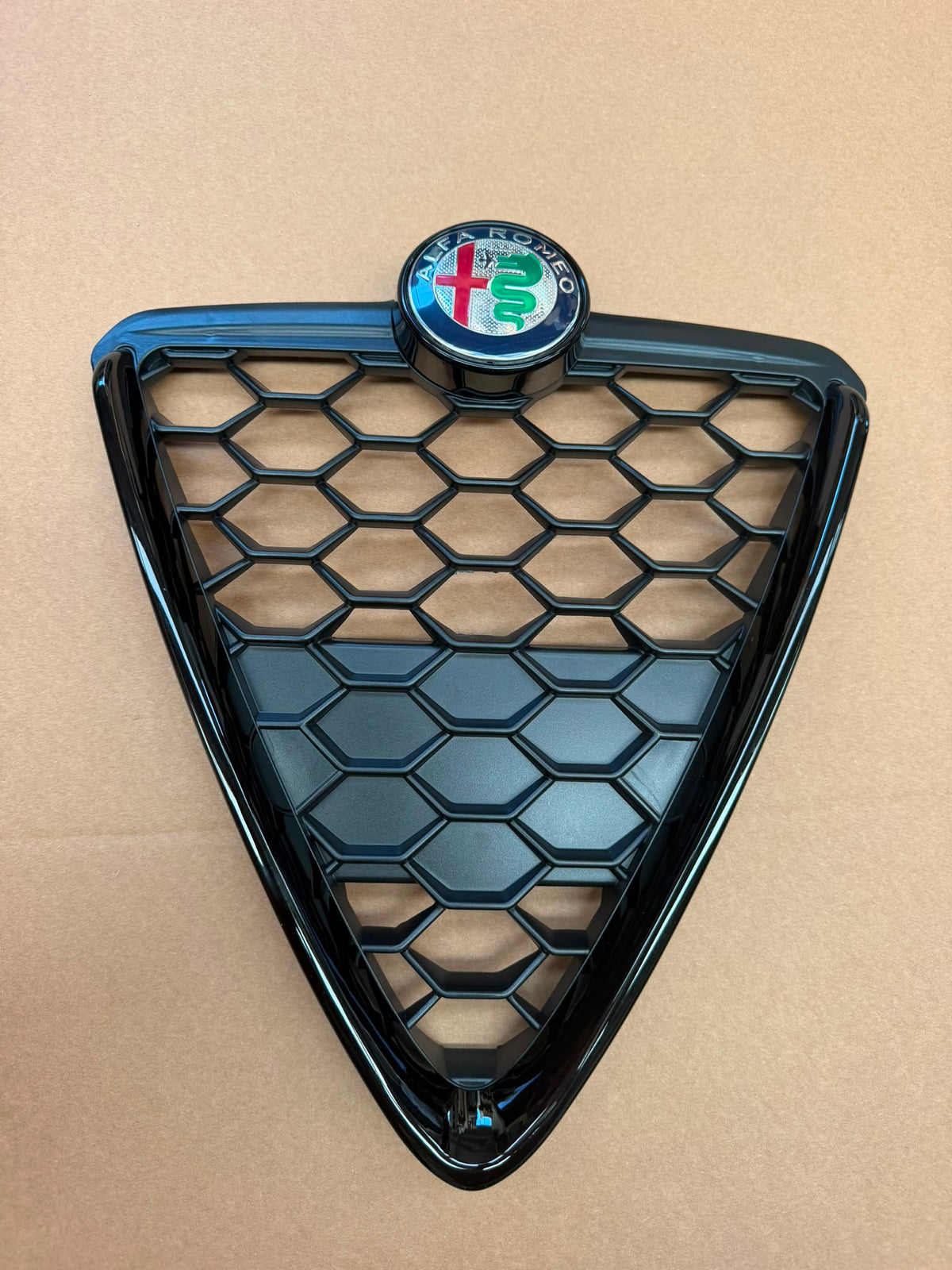 GRIGLIA /SCUDO  ALFA ROMEO GIULIETTA NERO LUCIDO CON LOGHI CLASSIC 2010-2020