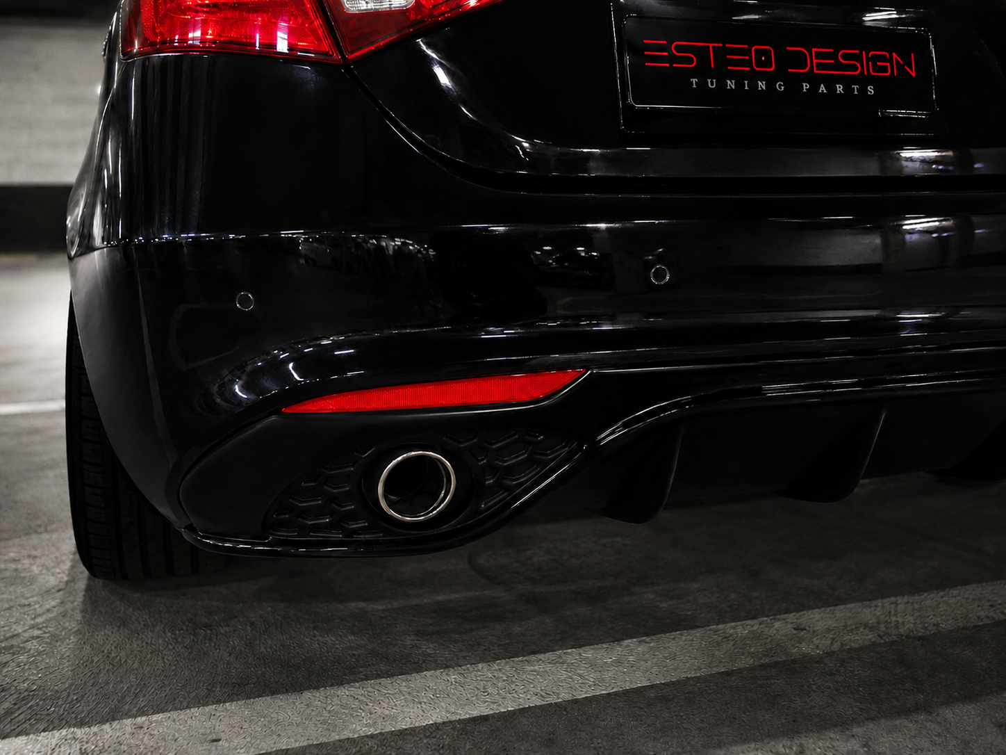 Dettaglio diffusore stile Veloce nero lucido montato su Alfa Romeo Giulia Base