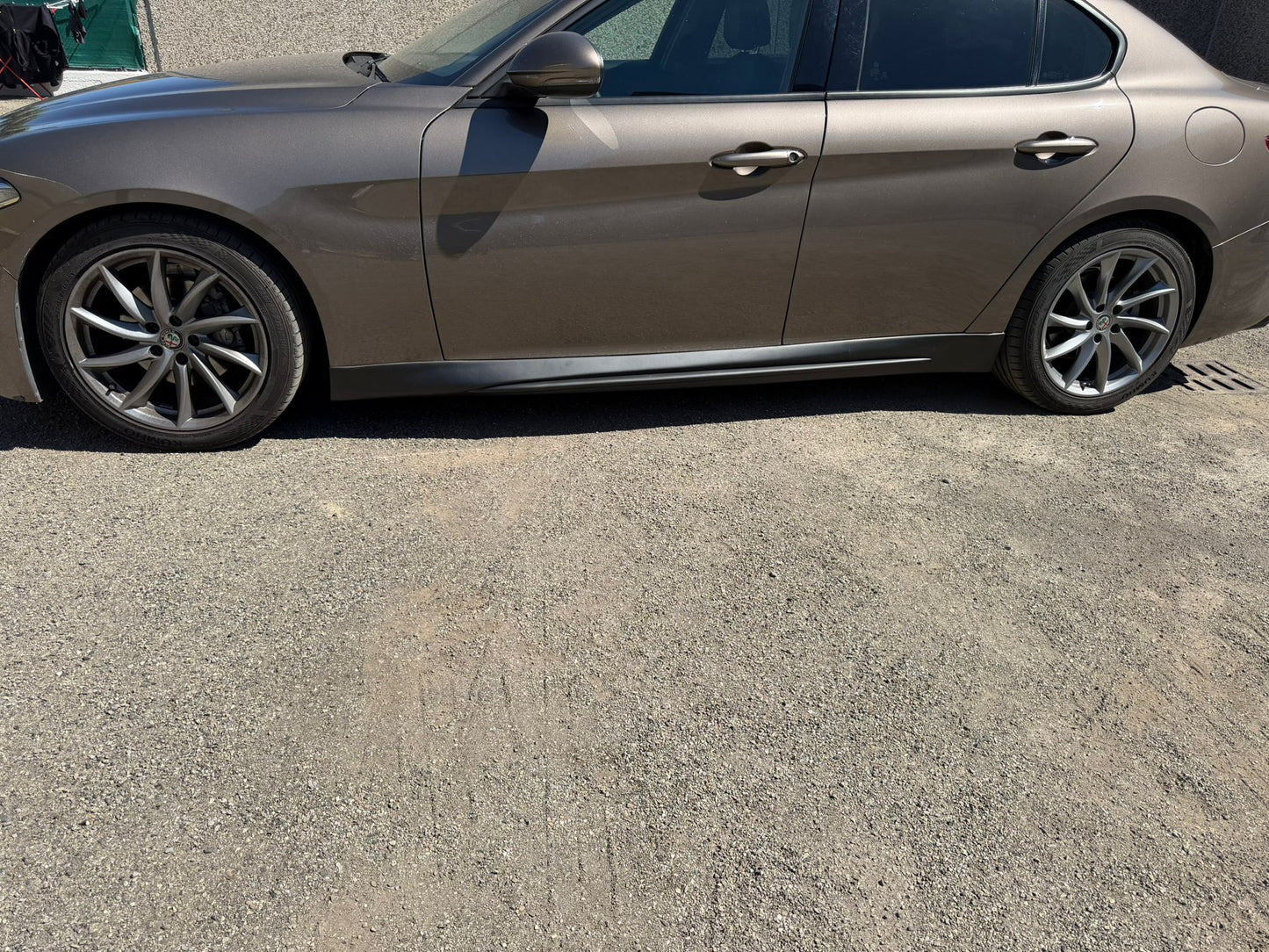 Alfa Romeo Giulia con kit minigonne laterali sportive