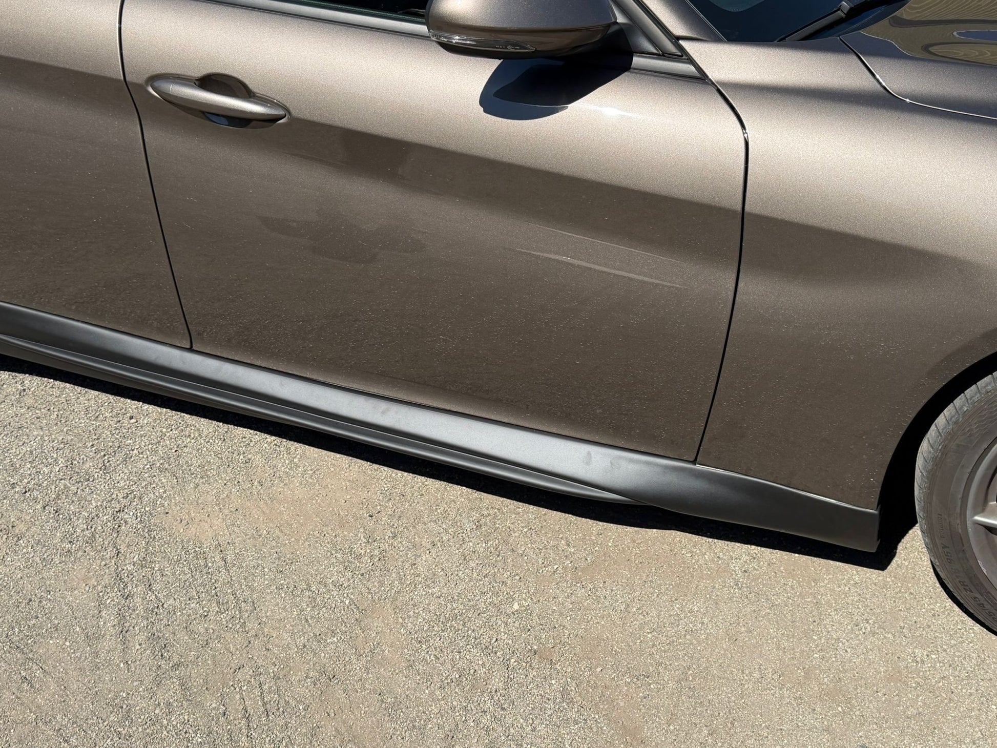 Vista laterale Alfa Romeo Giulia con minigonne stile Quadrifoglio
