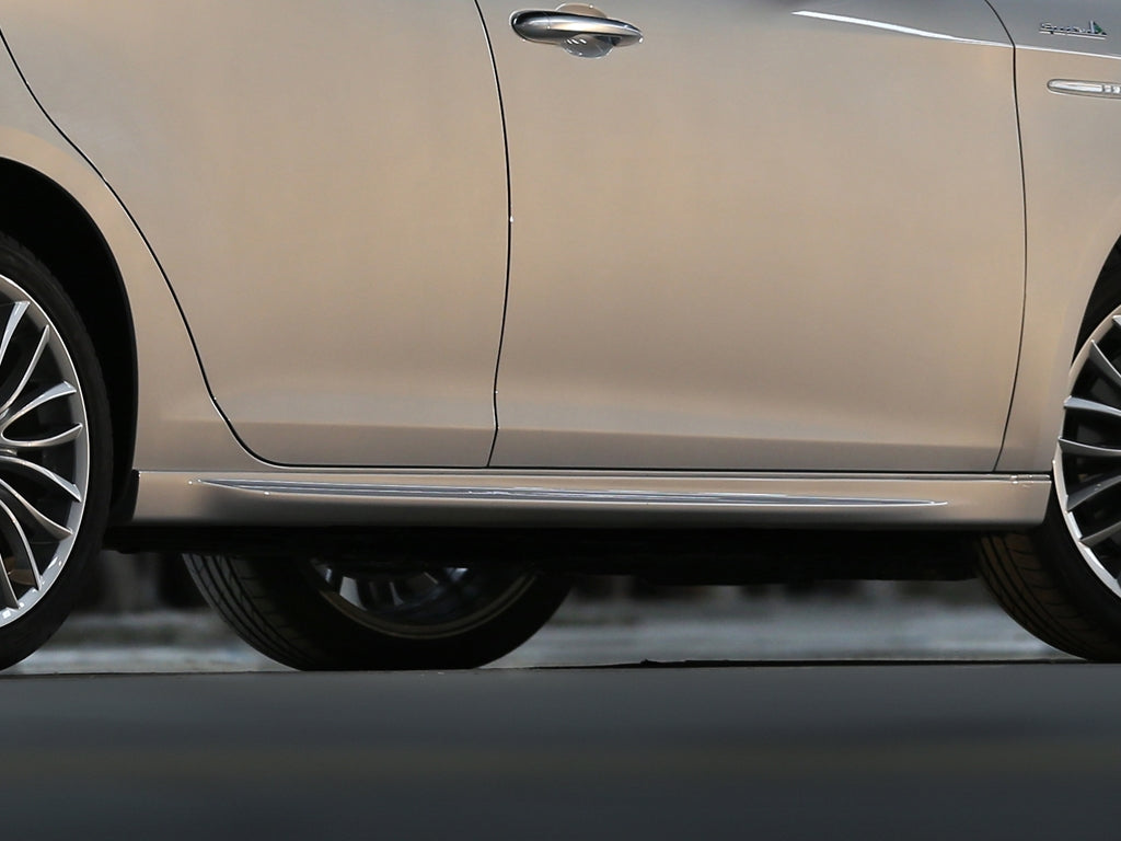 Vista laterale Alfa Romeo Giulietta con minigonne stile Quadrifoglio