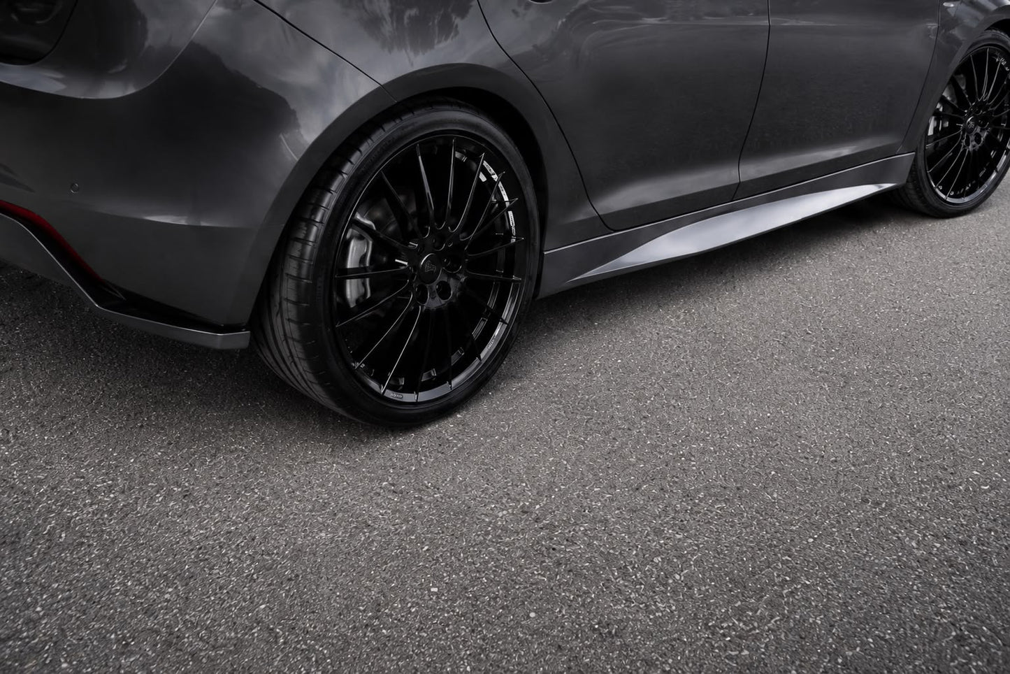 Alfa Romeo Giulietta con minigonne Sport Style montate sulla vettura
