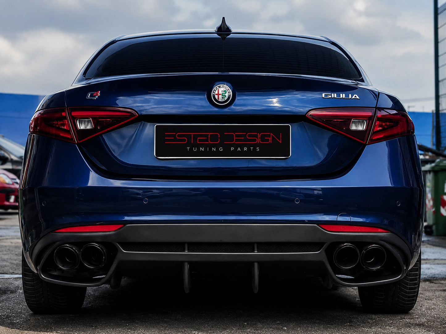 Vista posteriore Alfa Romeo Giulia Base con diffusore sportivo nero opaco