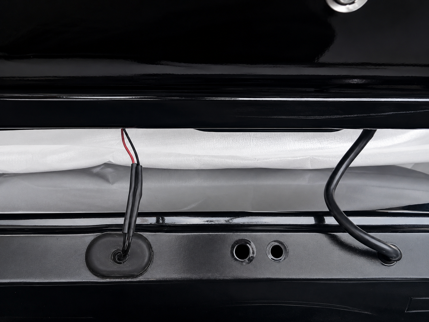 Dettaglio installazione fili e tubicino dello spoiler posteriore Ford Fiesta ST MK7