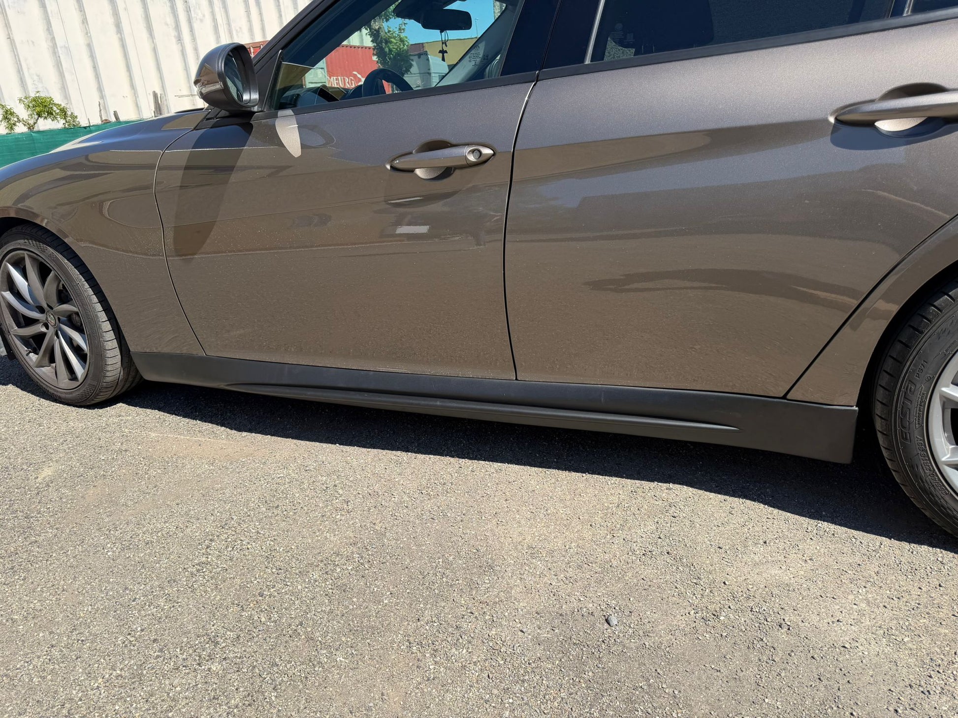 Minigonne laterali installate su Alfa Romeo Giulia