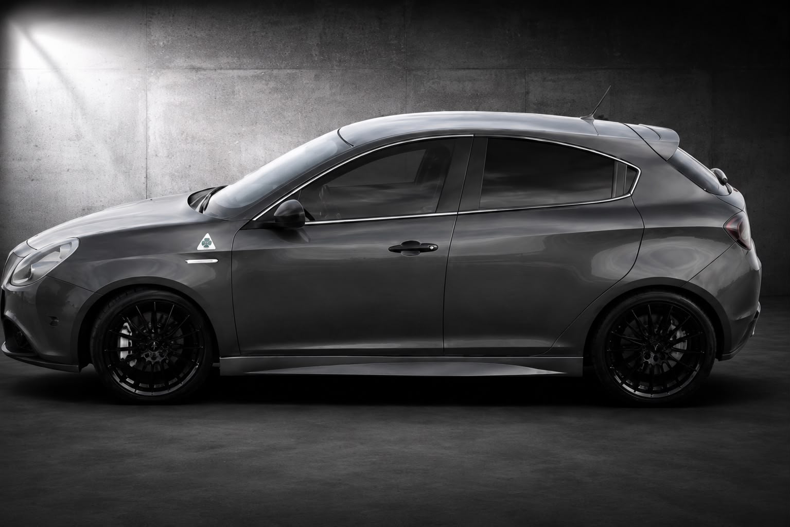 Alfa Romeo Giulietta con minigonne laterali Sport Style in ABS nero opaco
