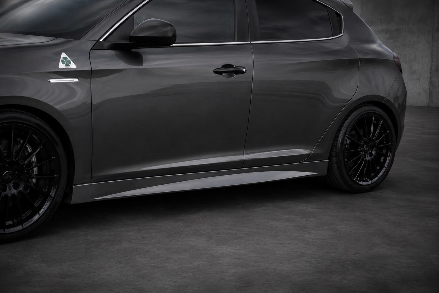 Dettaglio minigonne Alfa Romeo Giulietta Sport Style nero opaco satinato