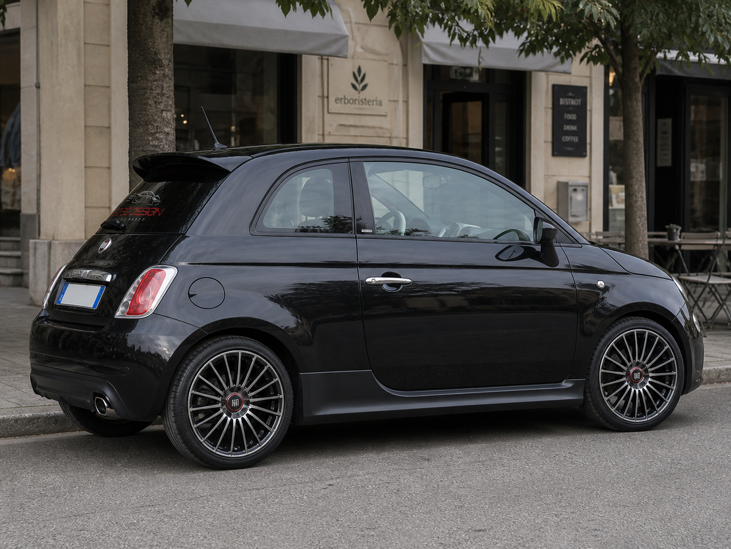 Vista laterale Fiat 500 Sport con minigonne nero opaco