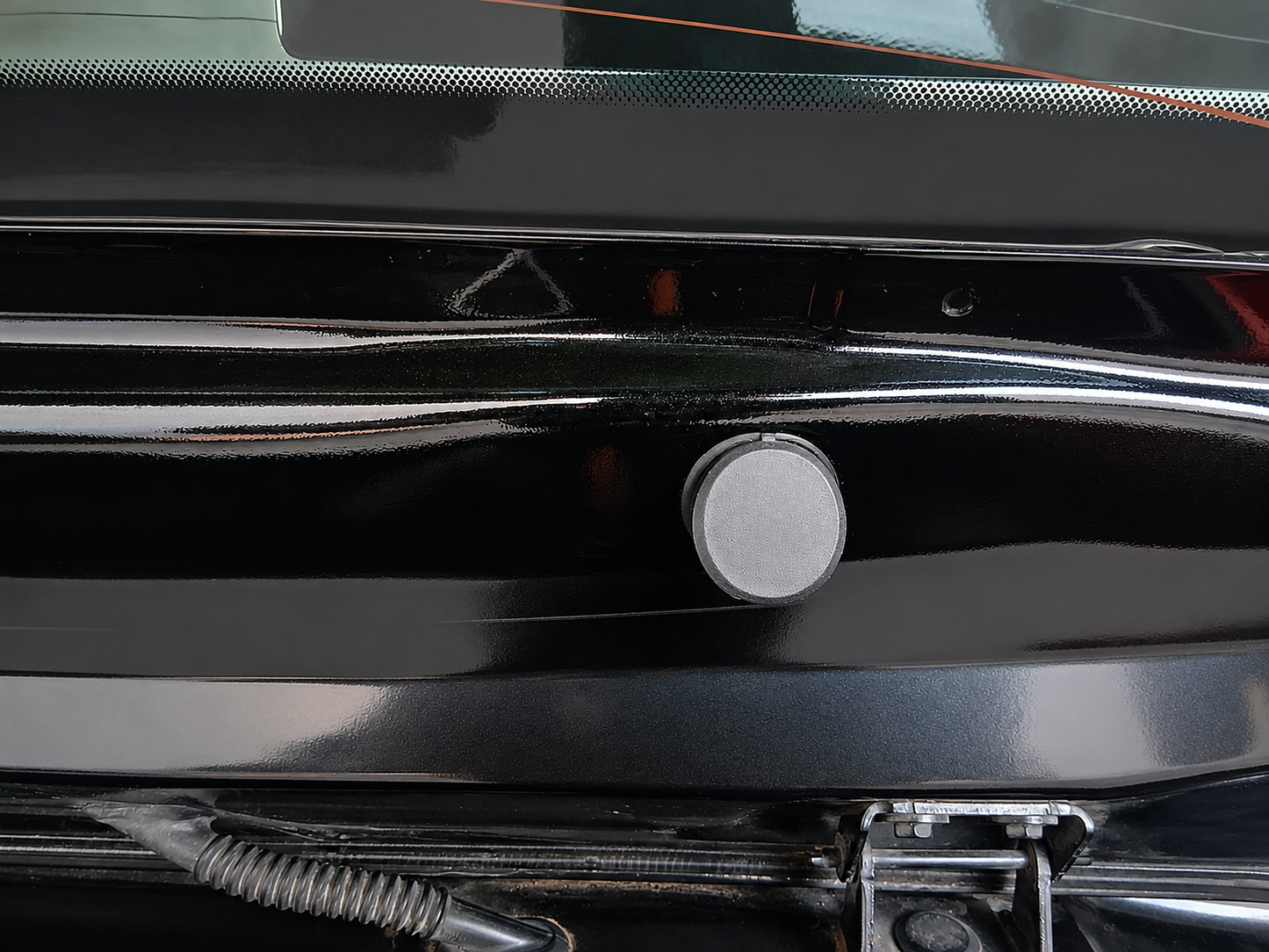 Dettaglio montaggio e fissaggio spoiler Ford Fiesta ST MK7