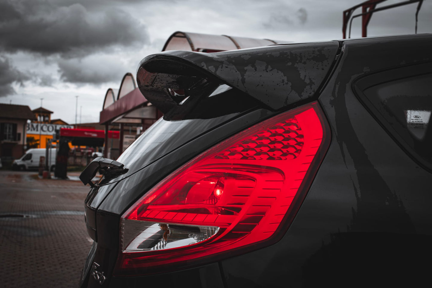 Vista posteriore Ford Fiesta ST MK7 con spoiler nero lucido montato