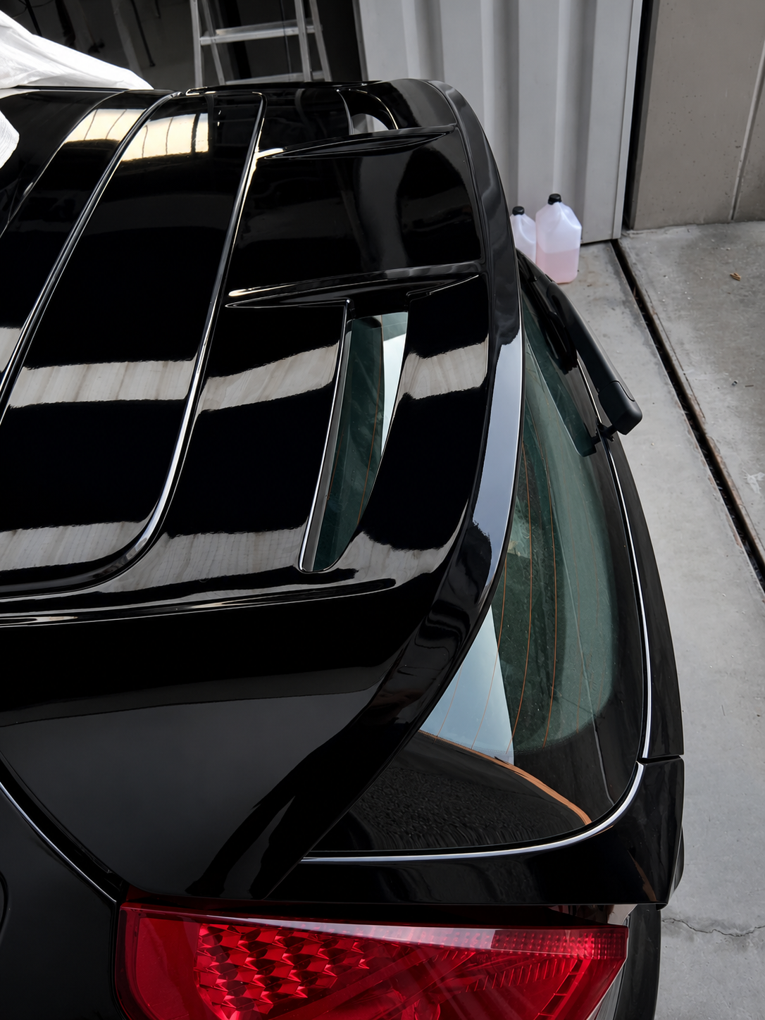 Vista laterale dello spoiler posteriore Ford Fiesta ST MK7 nero lucido